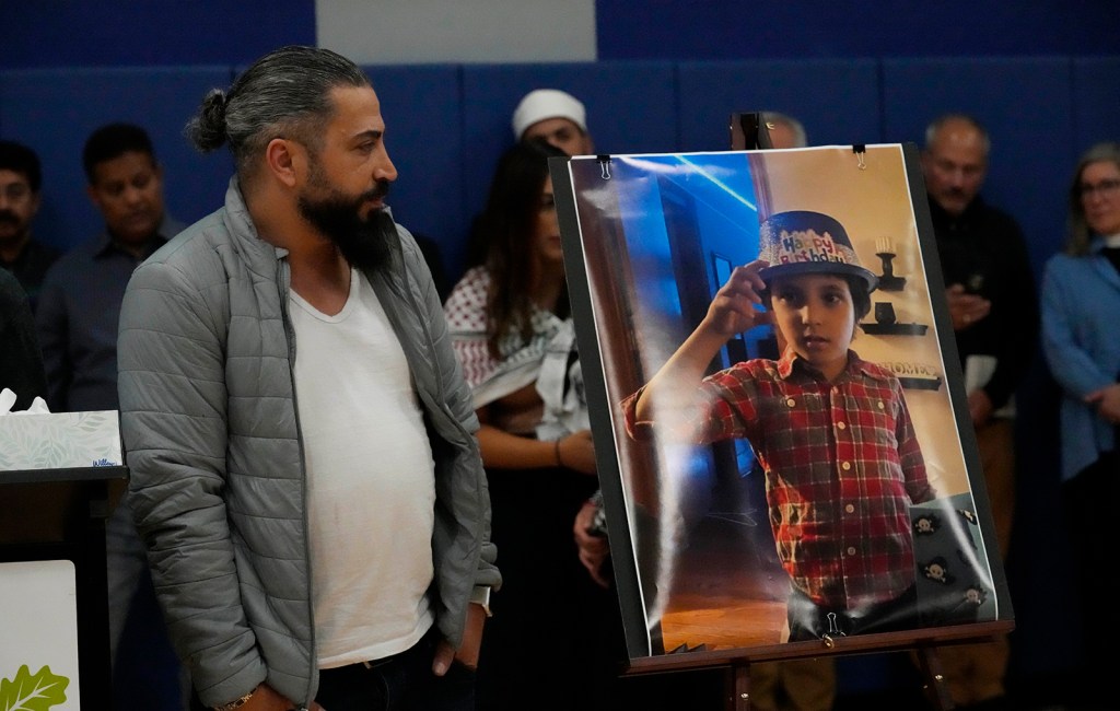 Oday Al-Fayoume mira una foto de su hijo Wadea Al-Fayoume durante una vigilia en el centro de actividades y recreación Prairie en Plainfield, el 17 de octubre. (Nam Y. Huh/AP)