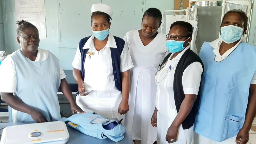 Parteras de ambulancia después de recibir capacitación sobre cómo utilizar las incubadoras Embrace en el hospital del distrito de Kapiri Mposhi en Zambia en 2022. (Cortesía: Leah Seaman)