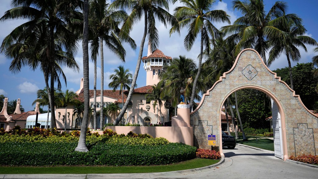 Un auto de seguridad bloquea el camino de entrada al complejo de Mar-a-Lago del expresidente Donald Trump en Palm Beach, Florida, en marzo. (Crédito: Rebecca Blackwell/AP)