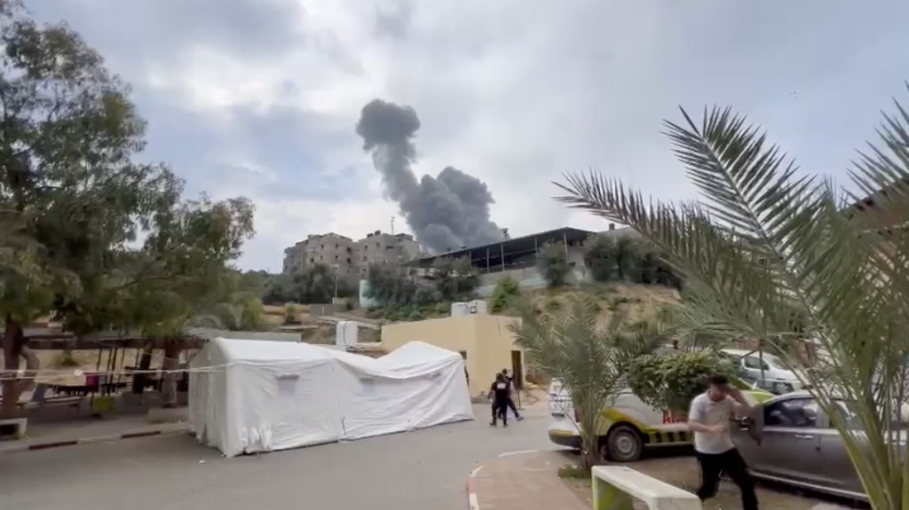 Captura de pantalla de un video muestra cómo se eleva el humo tras los ataques aéreos israelíes contra el Hospital Indonesio en la ciudad de Gaza el 12 de noviembre. (Fadi Alwhidi/Anadolu/Getty Images)
