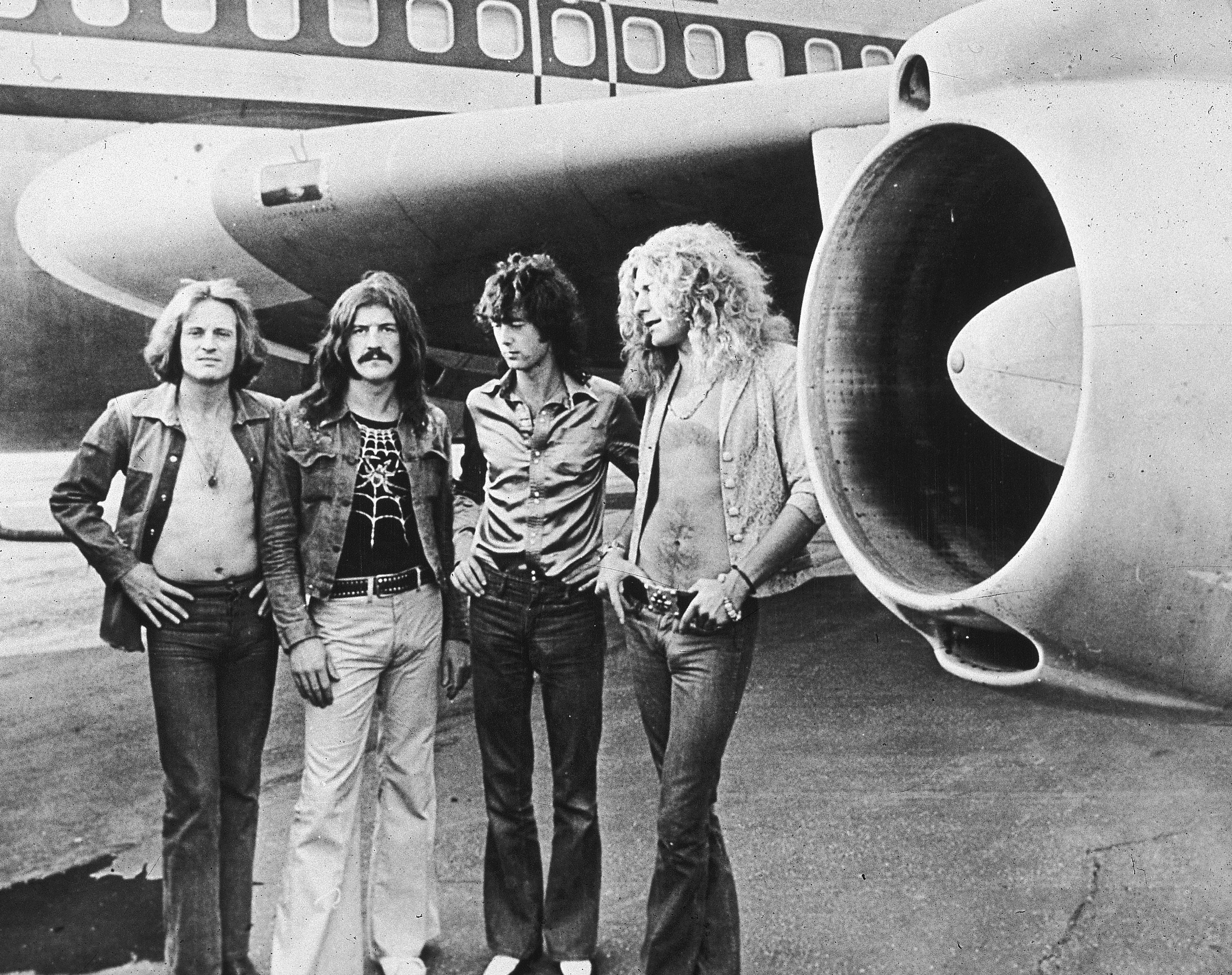Los miembros de Led Zeppelin (de izquierda a derecha) John Paul Jones, John Bonham, Jimmy Page y Robert Plant posan delante de su avión privado Starship en 1973. (The Hulton Archive/Getty Images)