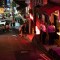 Gente en una noche de fiesta en una zona de bares de Hong Kong el 5 de octubre de 2023. (Crédito: Noemi Cassanelli/CNN)