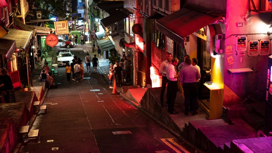 Gente en una noche de fiesta en una zona de bares de Hong Kong el 5 de octubre de 2023. (Crédito: Noemi Cassanelli/CNN)