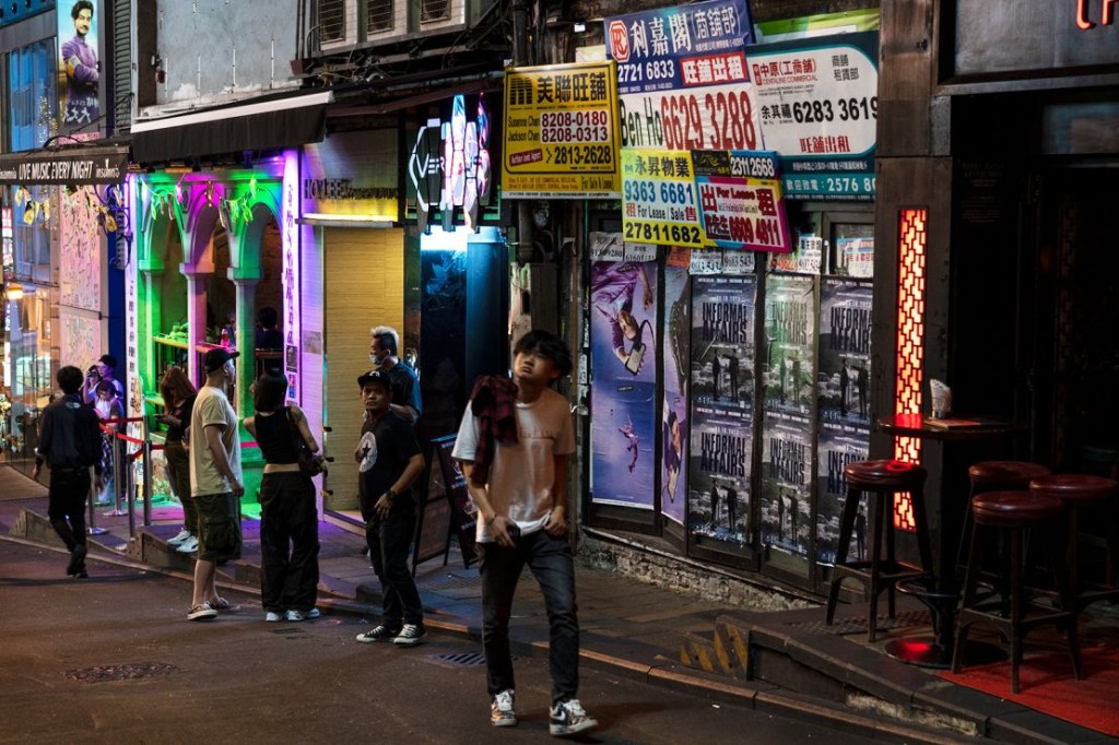 Un hombre pasa junto a un bar cerrado en una calle casi vacía del Soho de Hong Kong.(Crédito: Noemi Cassanelli/CNN)