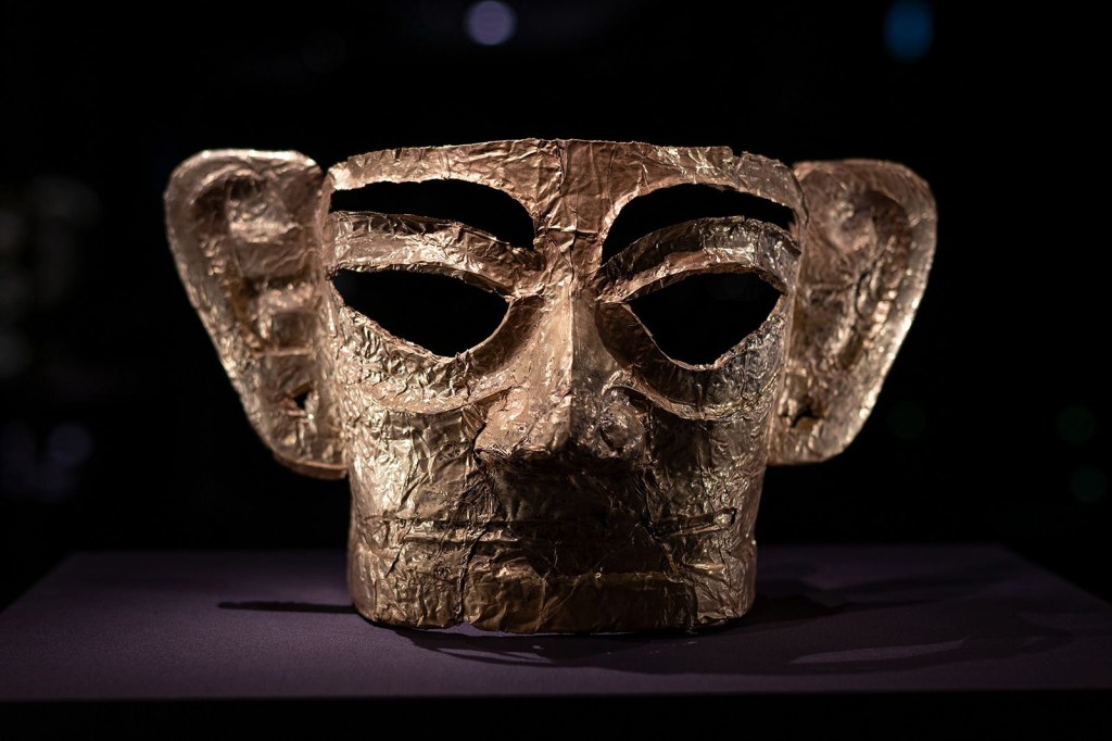 Está máscara de oro está entre los miles de artefactos antiguos descubiertos en Sanxingdui, en la actual provincia china de Sichuan.(Crédito: Noemi Cassanelli/CNN)