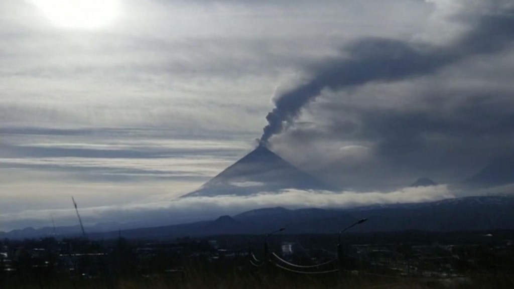 Alerta por actividad del volcán más grande de Rusia