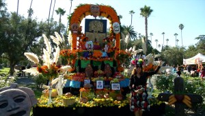 Celebran en el cementerio Hollywood Forever el Día de los Muertos