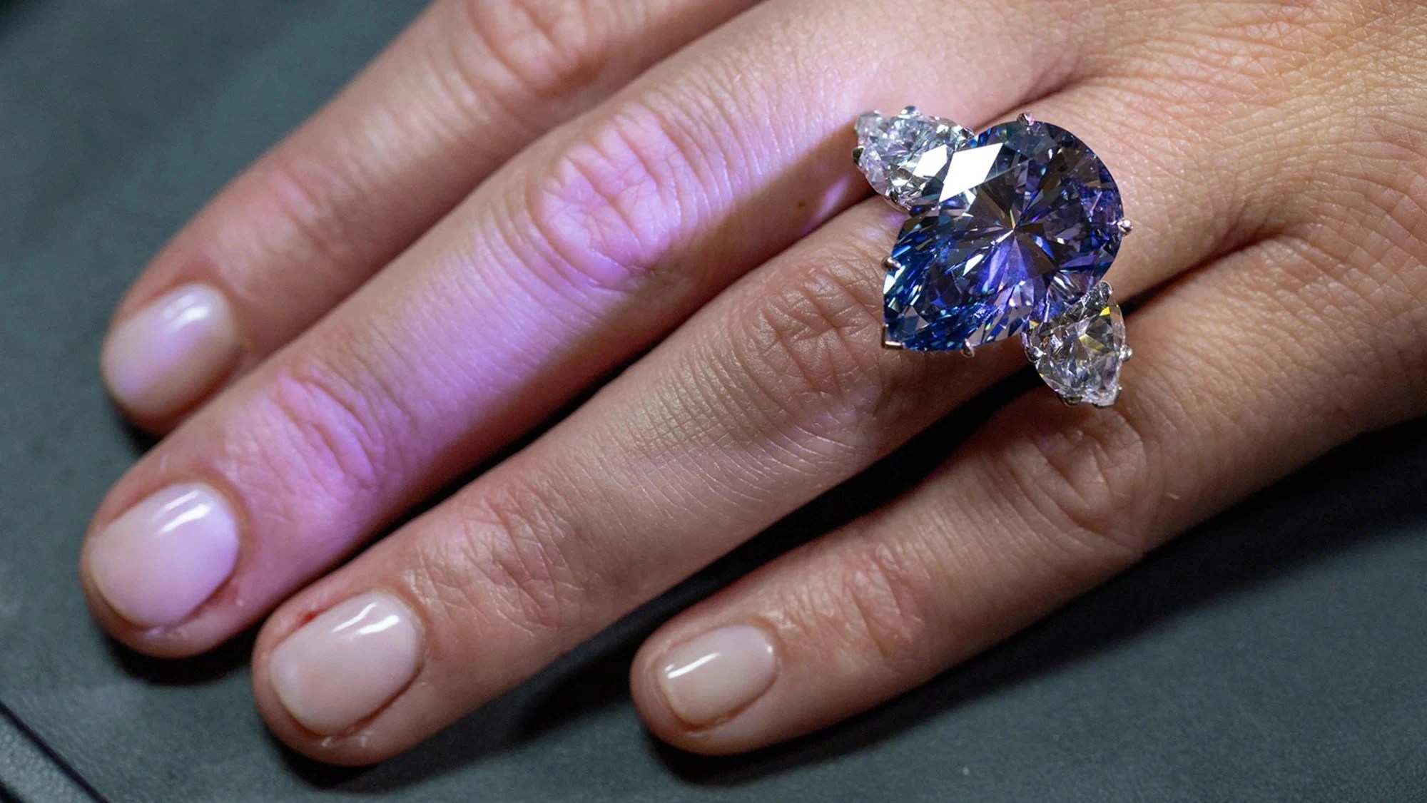 El diamante Bleu Royal se subasta por casi US$ 44 millones
