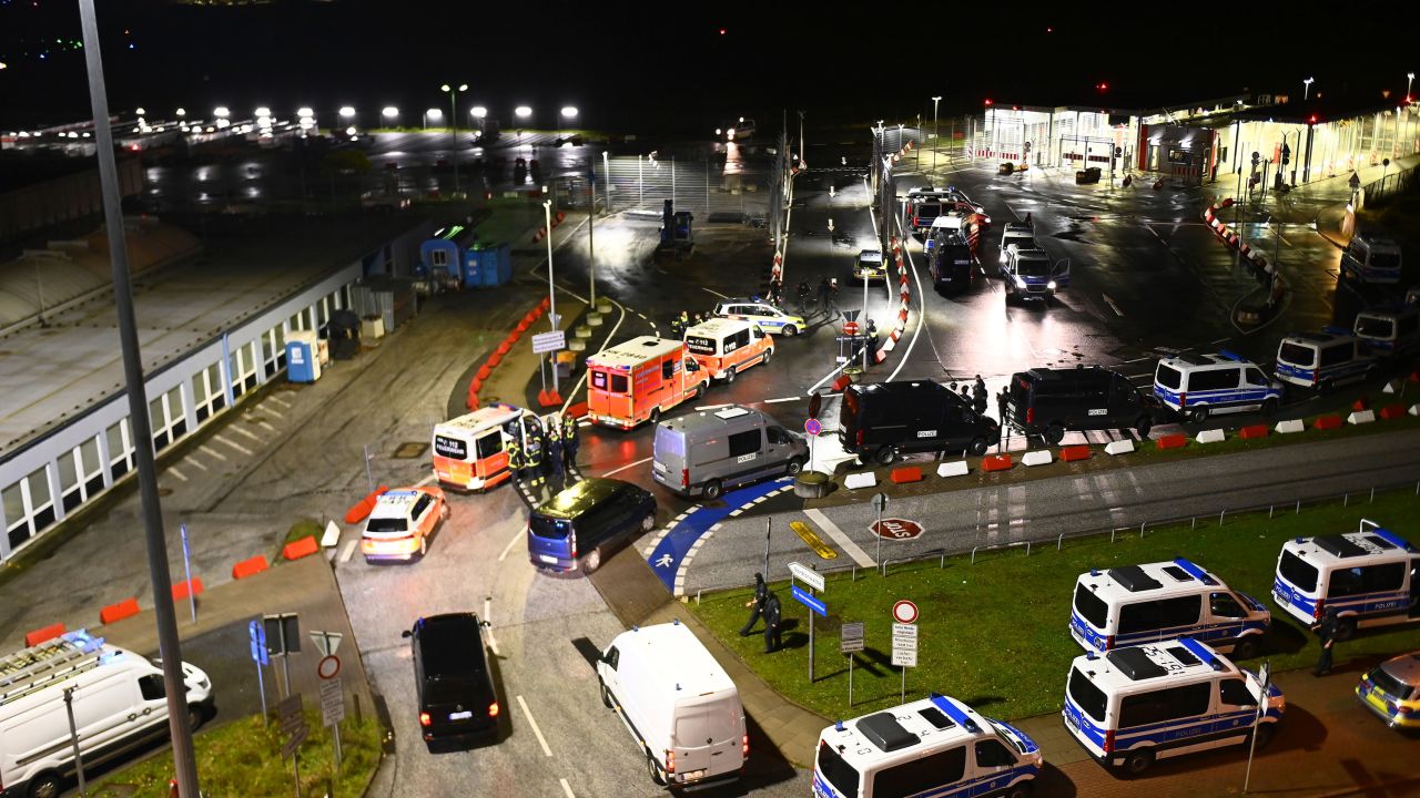 Wszystkie loty z lotniska w Hamburgu zostały zawieszone z powodu przetrzymywania rodziny jako zakładników
