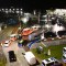 Vehículos policiales y ambulancias llegan al lugar de un fallo de seguridad en el aeropuerto de Hamburgo el sábado 4 de noviembre de 2023, en Hamburgo, Alemania. (Jonas Walzberg/picture-alliance/dpa/AP)
