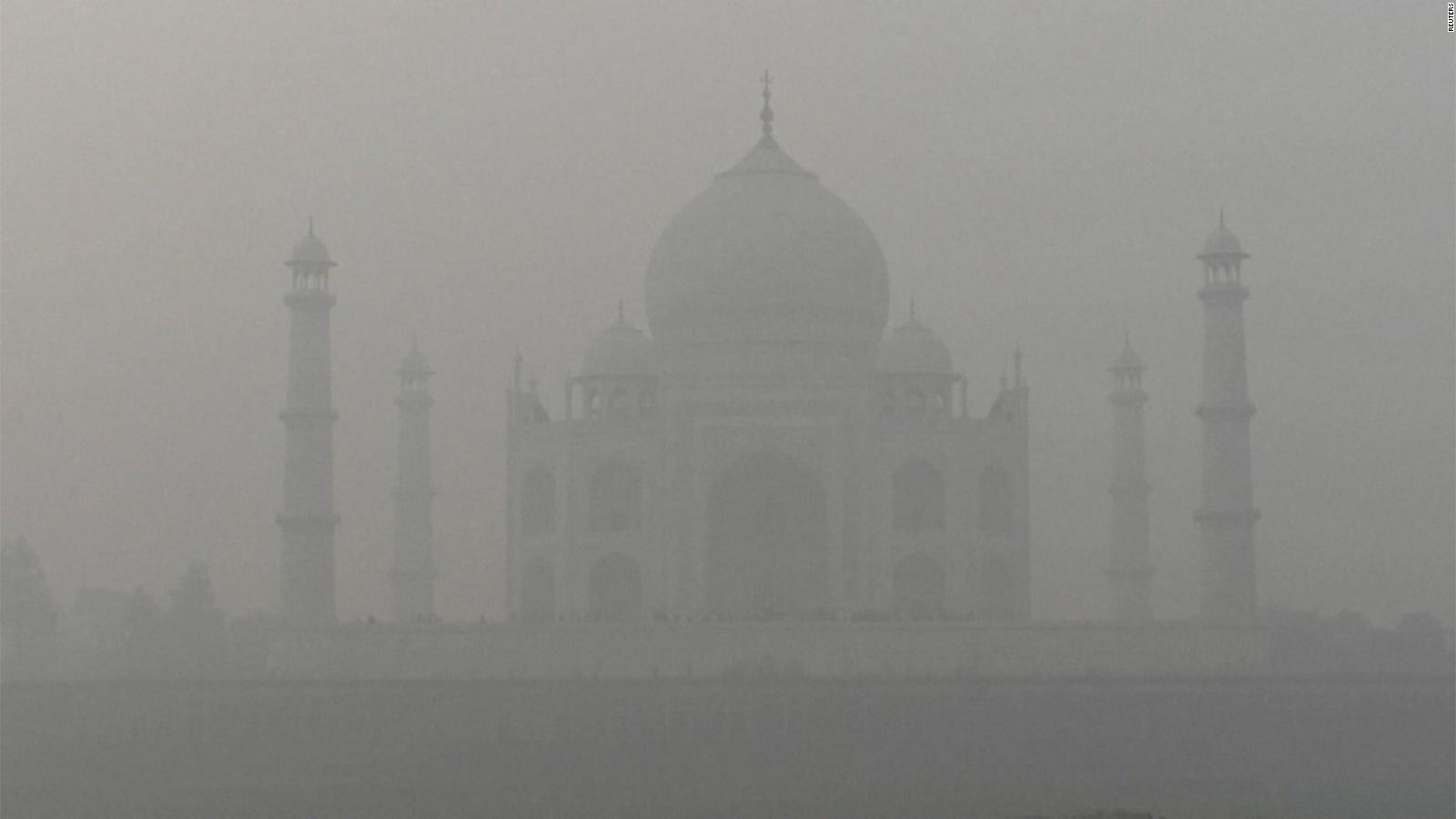Pictures show the Taj Mahal getting polluted