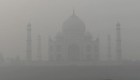 Imágenes muestran al Taj Mahal cubierto por la contaminación