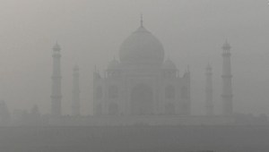 Imágenes muestran al Taj Mahal cubierto por la contaminación