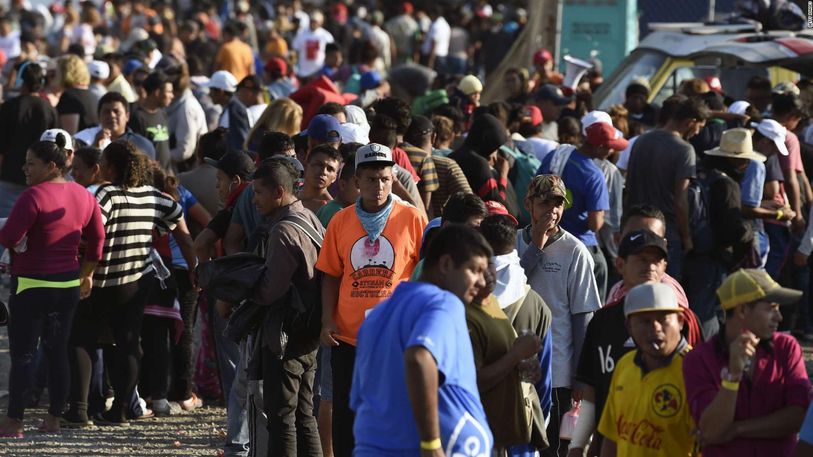 La caravana migrante sigue estancada en M xico Video