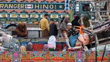 ¿Por qué familias afganas huyen de Pakistán? La situación en la frontera