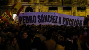 España, entre protestas a días de investidura de Sánchez