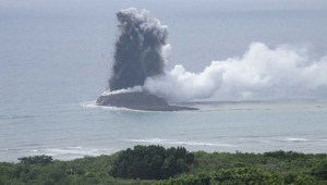 La nueva isla aparece en una foto tomada por la Fuerza de Autodefensa Marítima de Japón el 1 de noviembre. (Fuerza de Autodefensa Marítima de Japón)