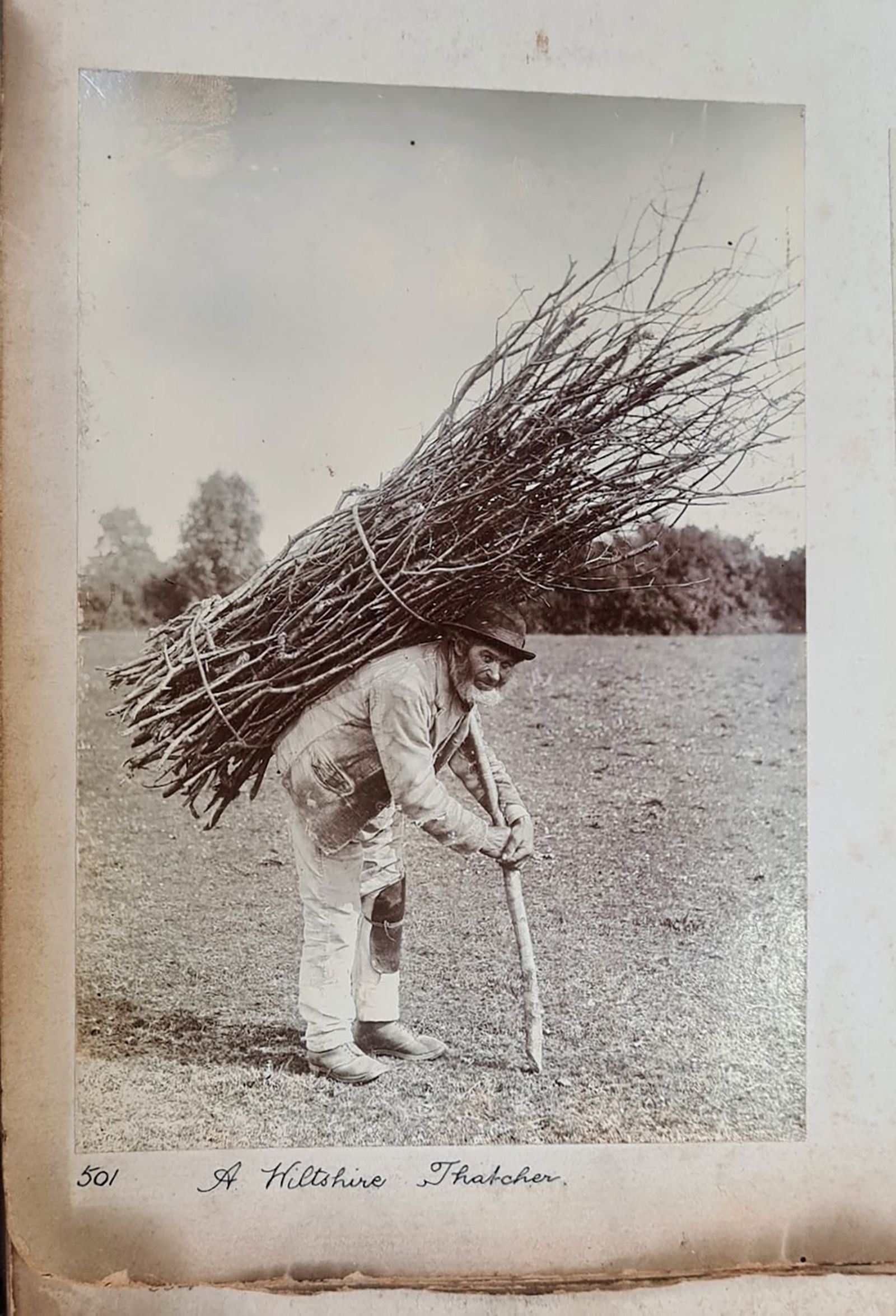 La fotografía original en blanco y negro del "Stick Man", ahora conocido como un pajarero de Wiltshire, fue redescubierta por un investigador de la Universidad del Oeste de Inglaterra. (Cortesía del Museo de Wiltshire)