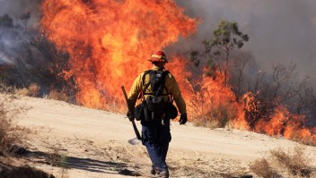 Un bombero camina hacia las llamas mientras el incendio Highland arde en Aguana, California, el 31 de octubre de 2023. David Swanson/AFP/Getty Images