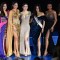 Jakapong Anne Jakrajutatip (tercera desde la izquierda), directora ejecutiva de JKN Global Group, propietaria de Miss Universo, en el escenario durante un evento del concurso en Bangkok, Tailandia, en noviembre de 2022. (Crédito: Lillian Suwanrumpha/AFP/Getty Images)
