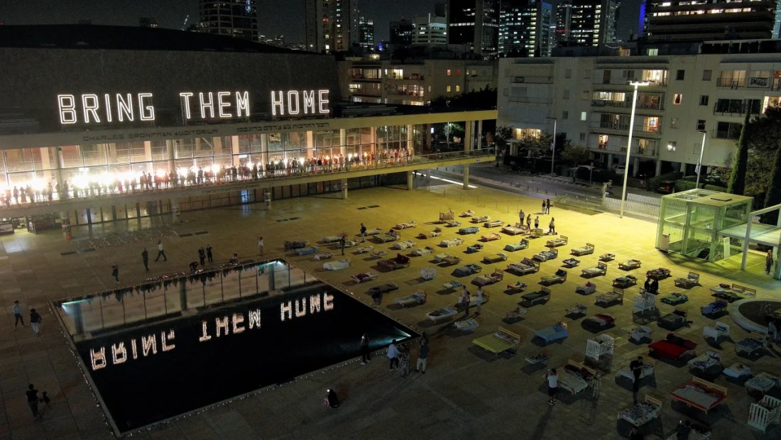 Un grupo de personas observa una instalación llamada "Empty Beds" el 9 de noviembre en Tel Aviv, donde las camas representan a unos 240 rehenes secuestrados en el ataque de pistoleros de Hamas. (Crédito: Tomer Appelbaum/Reuters)