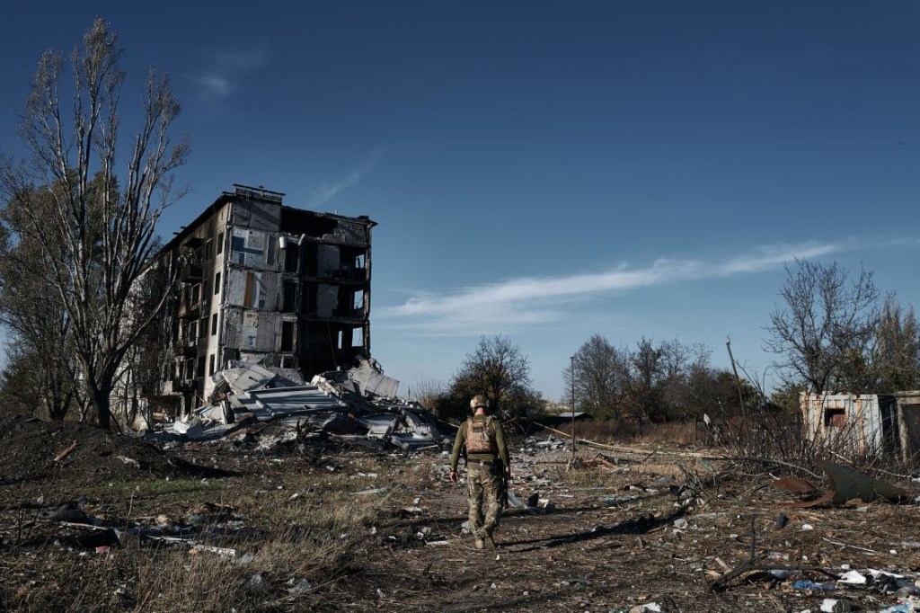 La policía realiza labores de evacuación en Avdiivka, Ucrania, el 30 de octubre. Los combates se han intensificado en la ciudad oriental tras la gran ofensiva rusa de principios de mes.(Crédito: Vlada Liberova/Libkos/Getty Images)