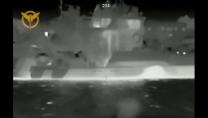 La Inteligencia de Defensa ucraniana publicó un video granulado y en escala de grises que muestra lo que afirma es el momento de sus ataques contra buques de la armada rusa en el mar Negro. (Crédito: Ministerio de Defensa de Ucrania)