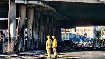 Autopista en Los Ángeles permanece cerrada tras incendio