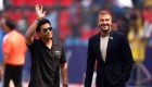 Beckham aprovecha su paso por la India para jugar al críquet