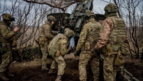 Militares ucranianos cargan un proyectil en un obús Msta-B para disparar contra posiciones rusas. (Crédito: Dimitar Dilkoff/AFP/Getty Images)