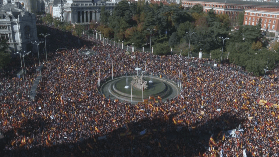 Miles protestan contra la amnistía a separatistas catalanes en Madrid