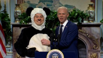 Un panda ayuda a Biden a responder preguntas en "SNL"