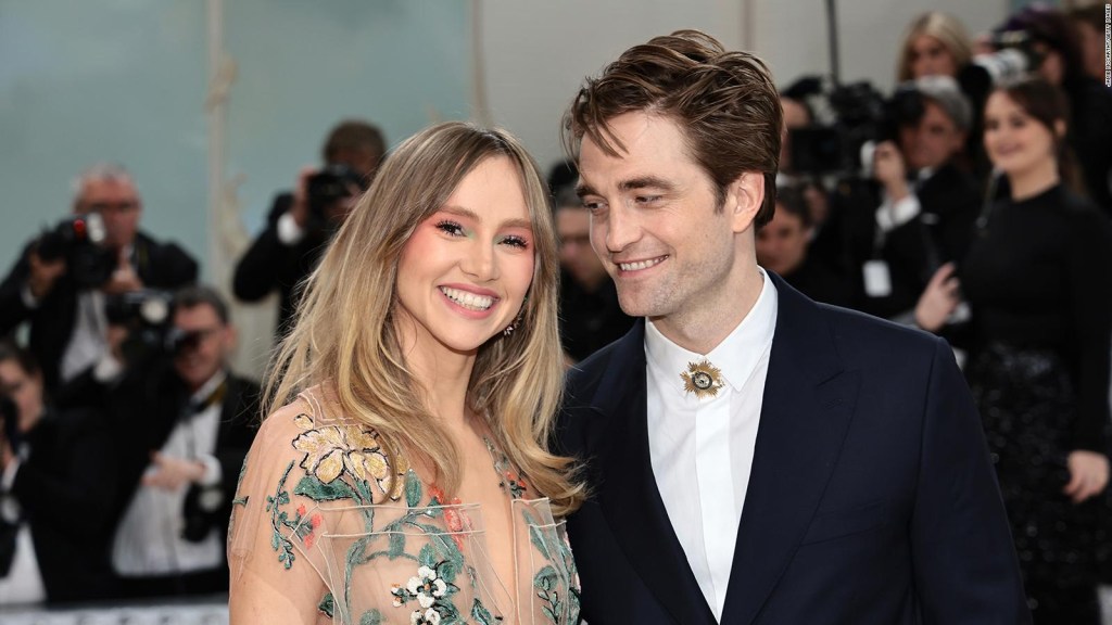 Pareja de Robert Pattinson anuncia que está embarazada
