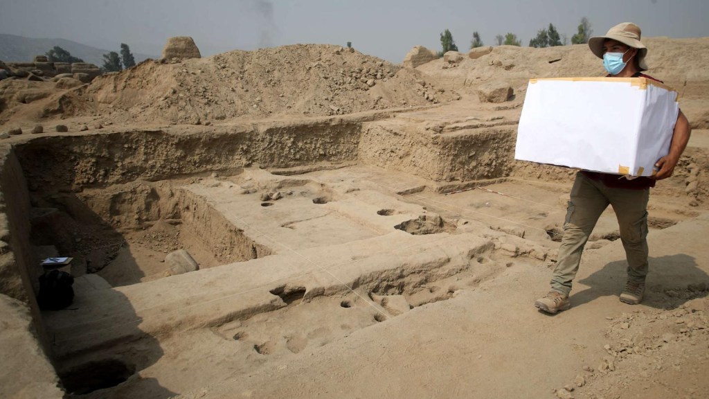 Hallan cinco momias milenarias en Lima