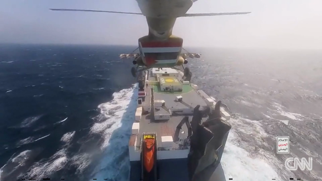 Video muestra el momento en que rebeldes hutíes asaltan un barco de carga