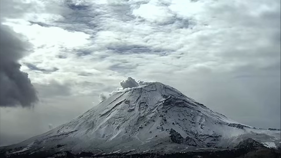 Popocatépetl e Iztaccíhuatl amanecen cubiertos de nieve