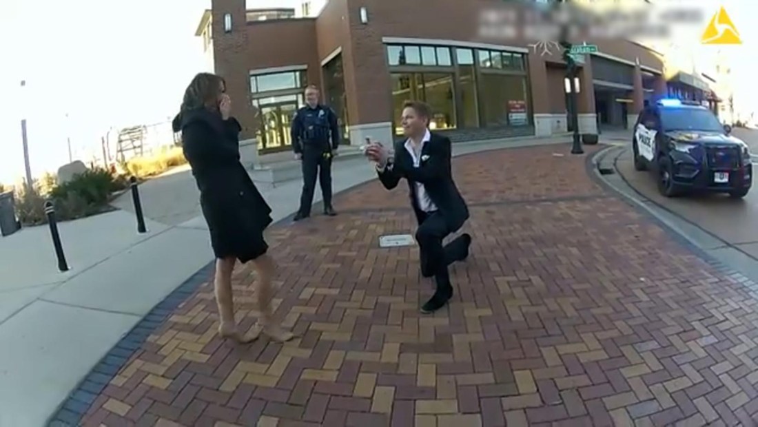 Video muestra cómo la Policía ayuda en proposición de matrimonio