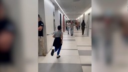 Niño rehén liberado de 9 años se reúne con su padre