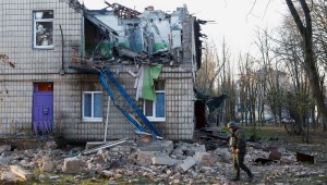 Agentes de policía inspeccionan el recinto de un jardín de infancia dañado durante los ataques de drones rusos en Kyiv, Ucrania, el 25 de noviembre de 2023.
