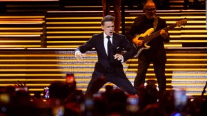 Luis Miguel se cae durante concierto en la Ciudad de México