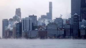 Migrantes en Chicago padecen las bajas temperaturas