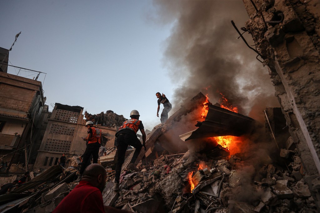 Equipos apagan un incendio entre los escombros de un edificio destruido tras un ataque israelí en Khan Younis, Gaza, el 4 de noviembre. (Crédito: Mustafa Hassona/Anadolu/Getty Images)