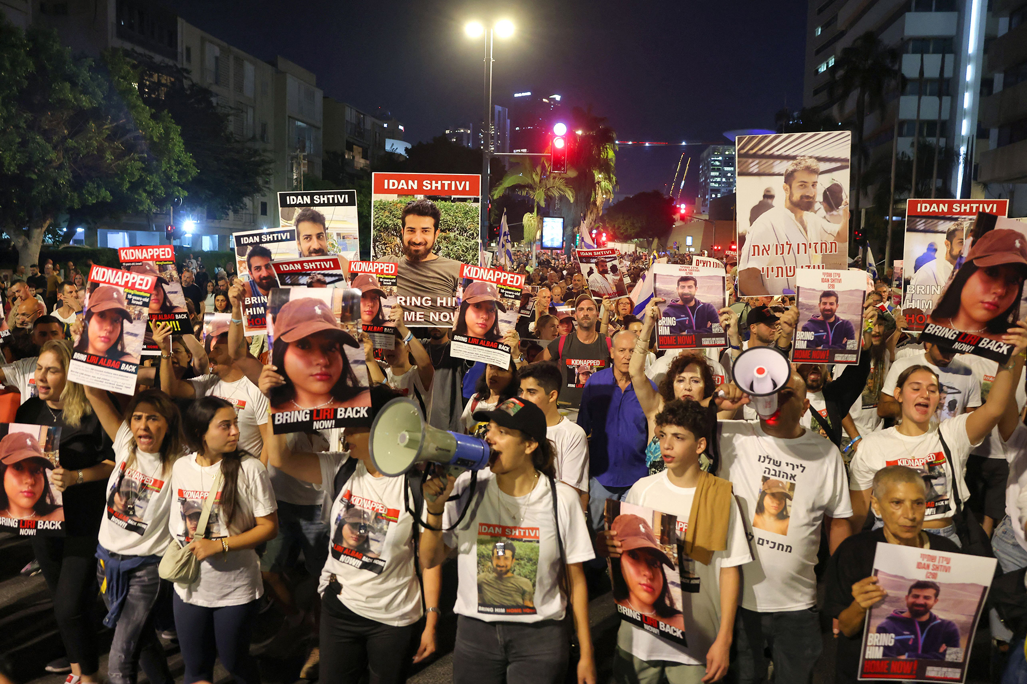 La gente asiste a una manifestación en favor de los rehenes israelíes el 11 de noviembre en Tel Aviv. (Crédito: Ahmad Gharabli/AFP/Getty Images)