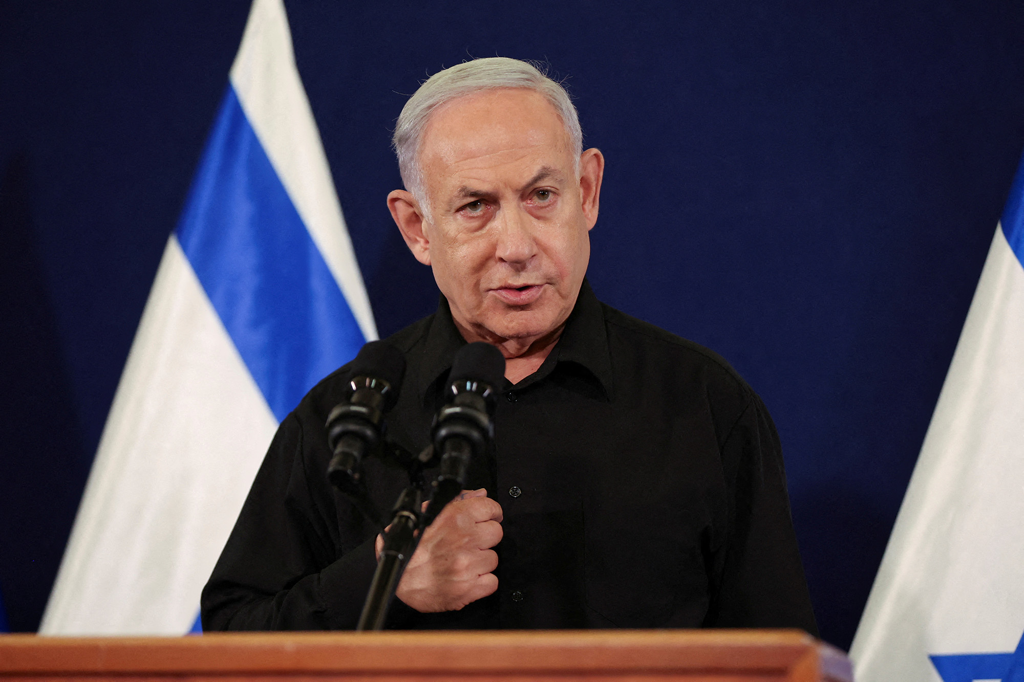 El primer ministro de Israel, Benjamín Netanyahu, celebra una conferencia de prensa en la base militar de Kirya en Tel Aviv, Israel, el 28 de octubre. (Crédito: Abir Sultan/Reuters)