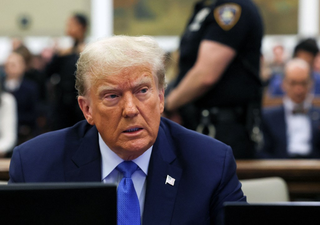 El expresidente Donald Trump asiste este lunes al juicio civil por fraude de la Organización Trump en la Corte Suprema de Nueva York. (Crédito: Brendan McDermid/Pool/Reuters)