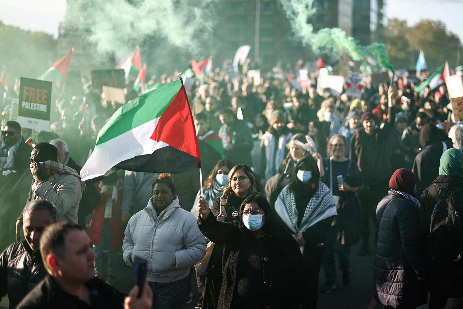 La gente asiste a una manifestación pro-palestina en Londres el 11 de noviembre. (Henry Nicholls/AFP/Getty Images)