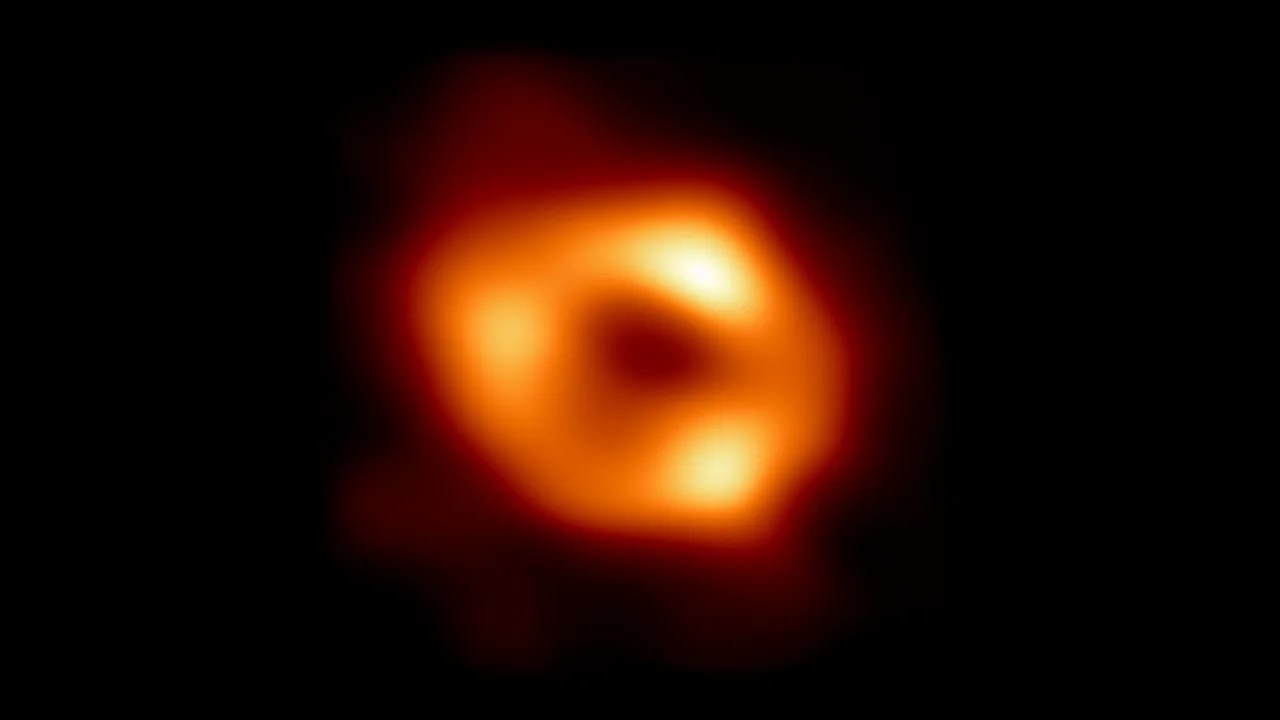El agujero negro de nuestra galaxia gira a gran velocidad y arrastra consigo el espacio-tiempo, según los científicos
