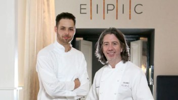 Los chefs con estrellas Michelin Alex Greene y Michael Deane del Grupo Deanes en Irlanda del Norte.