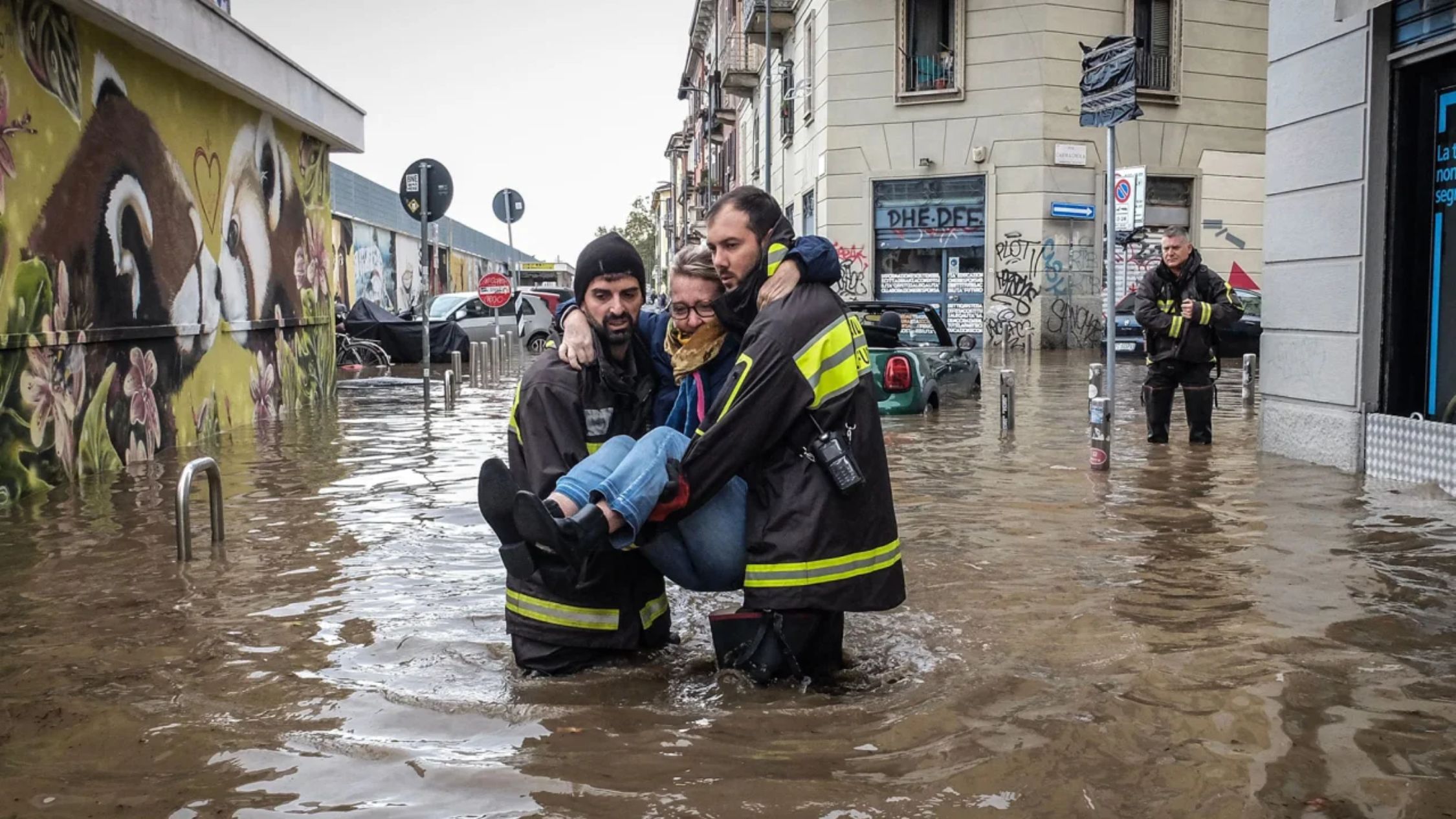 trabajadores de emergencia cargan a una mujer después de que una tormenta provocara el desbordamiento del río Seveso en Milán, Italia, el 31 de octubre de 2023. (Crédito: Matteo Rincón/EPA-EFE/Shutterstock)