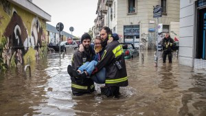 trabajadores de emergencia cargan a una mujer después de que una tormenta provocara el desbordamiento del río Seveso en Milán, Italia, el 31 de octubre de 2023. (Crédito: Matteo Rincón/EPA-EFE/Shutterstock)
